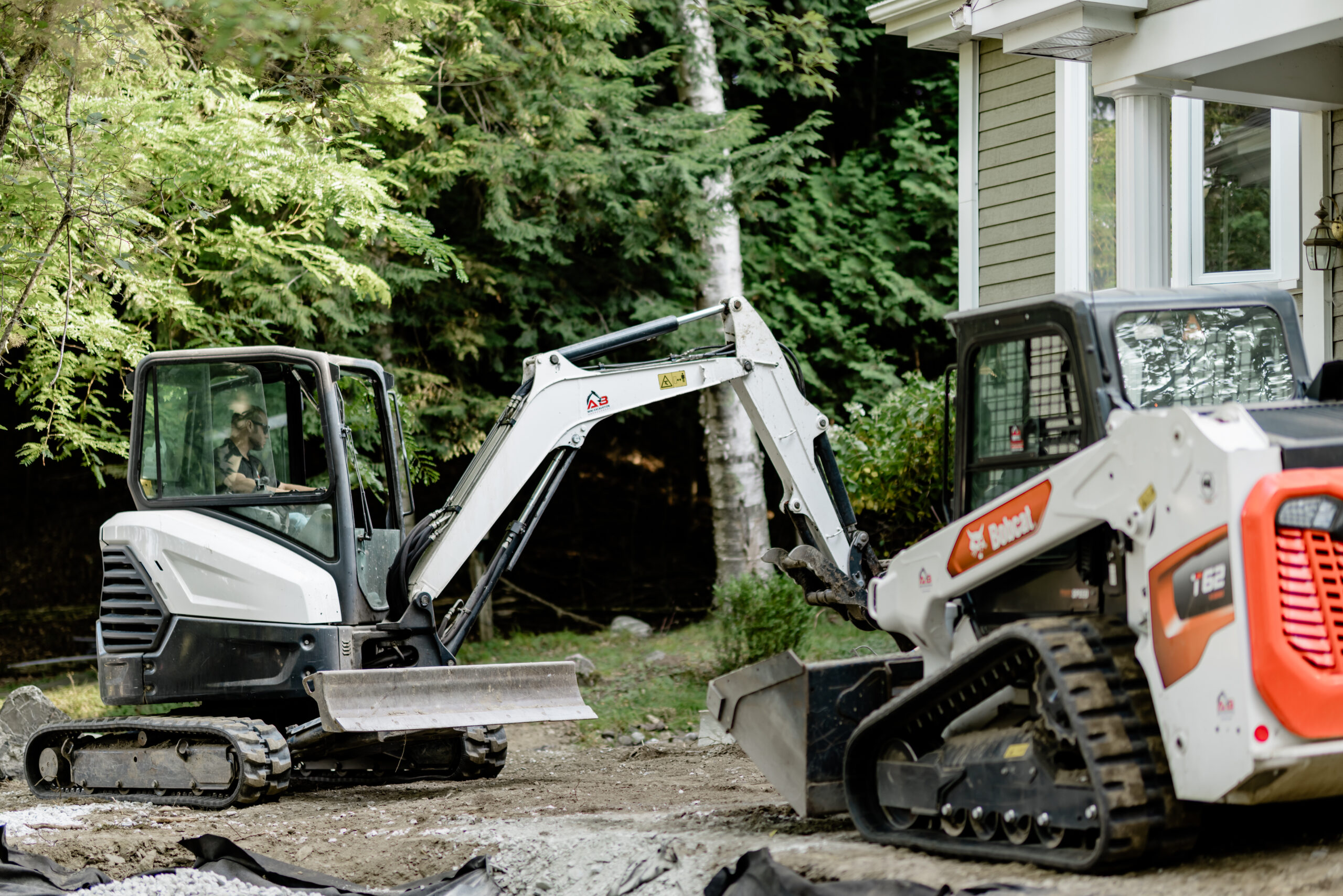 Mini-excavatrice et chargeuse compacte AB