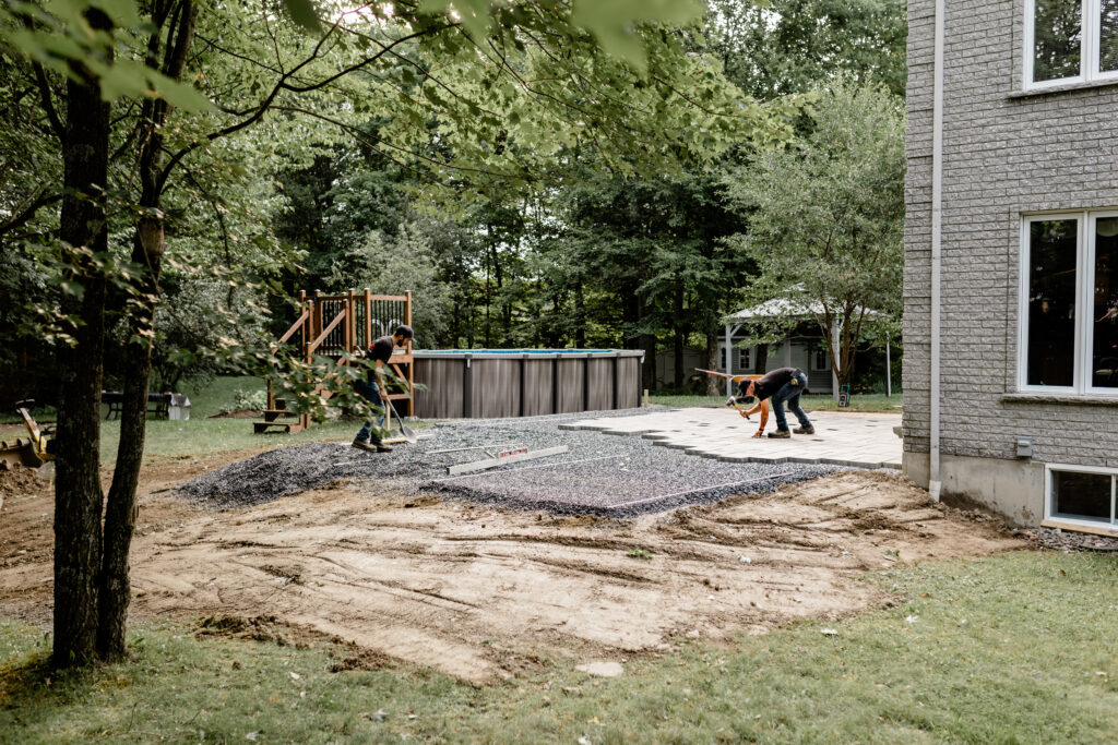 Préparation de terrain pour un patio en cour arrière