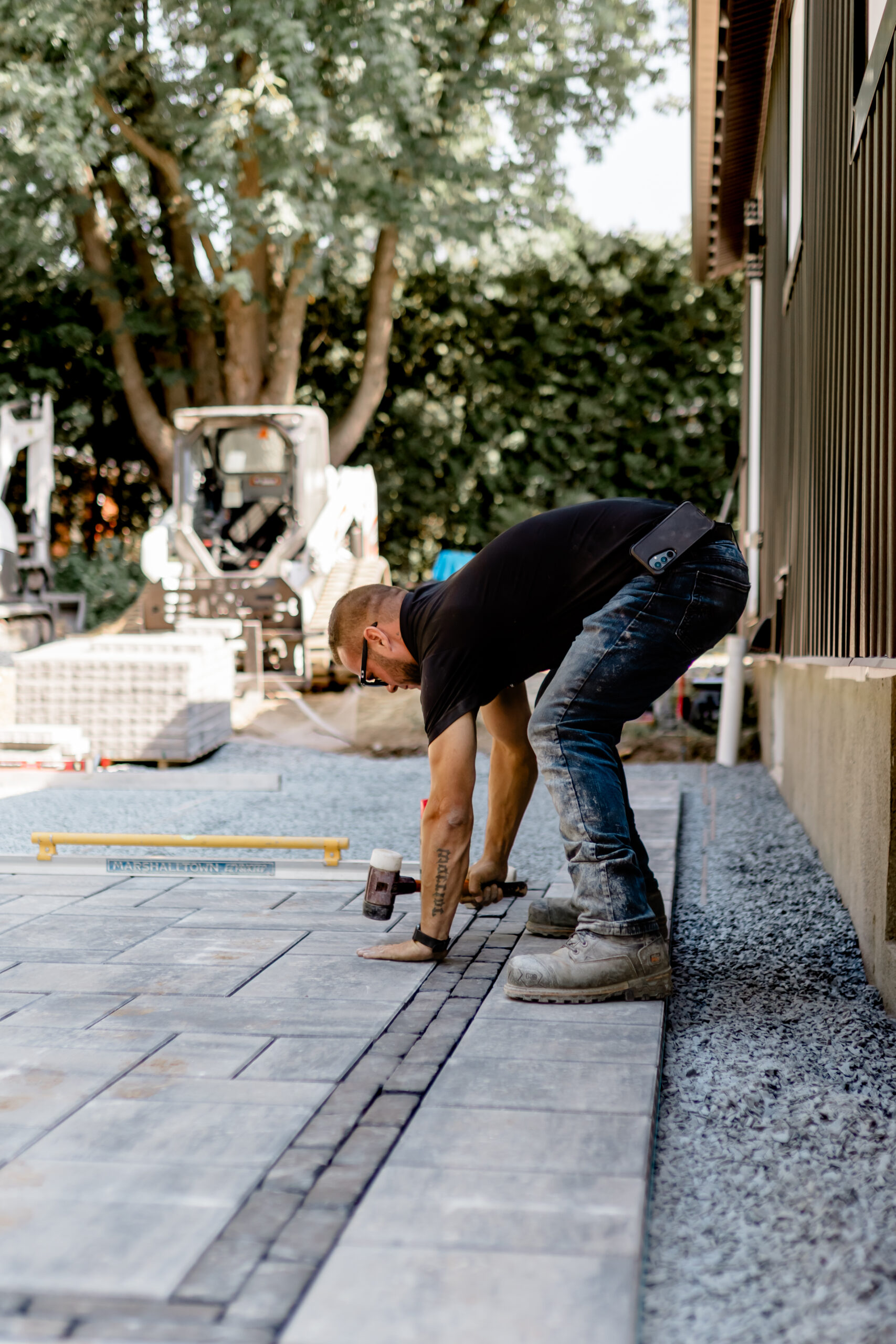 Pose de pavé uni le long d’une maison