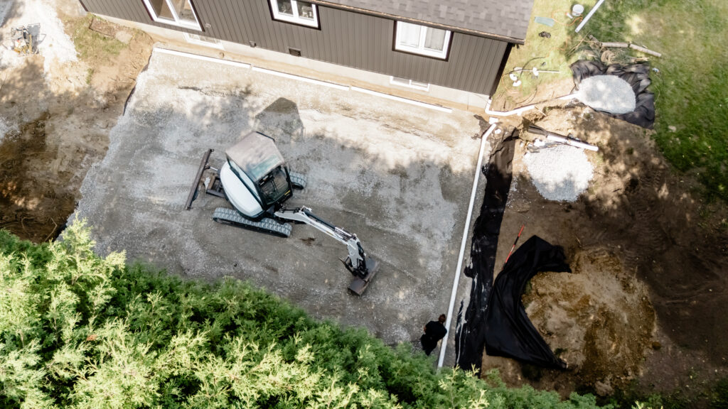 Fondation granulaire et mini-excavatrice, vue du ciel