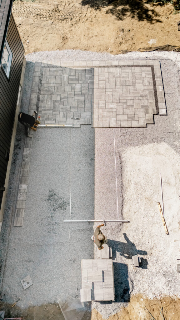 Pose de pavé uni en cours, vue du ciel