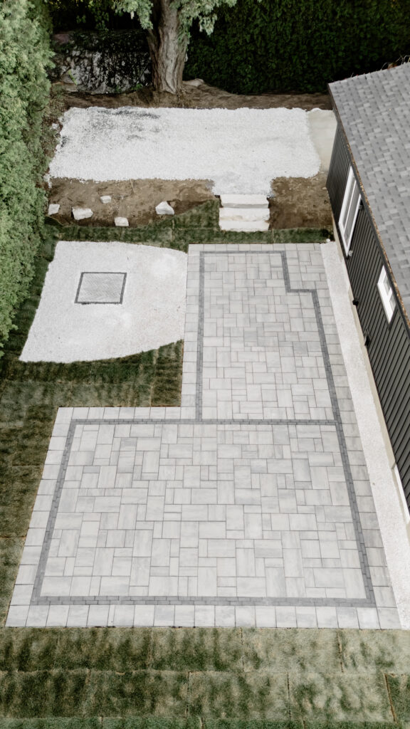 Patio en pavé uni en L, vue du ciel