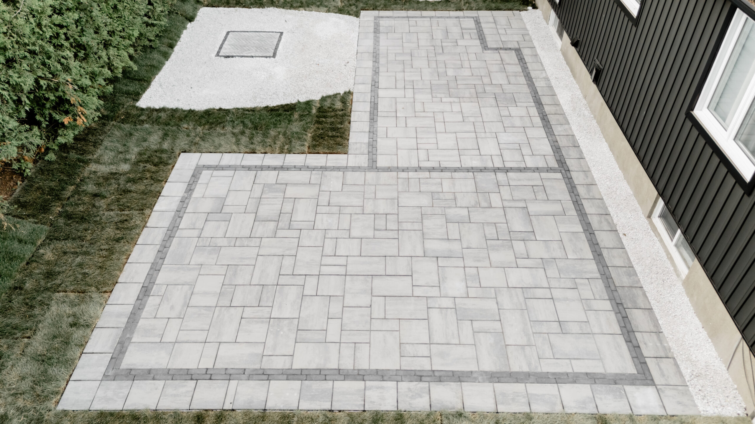 Patio en pavé uni avec bordure contrastante