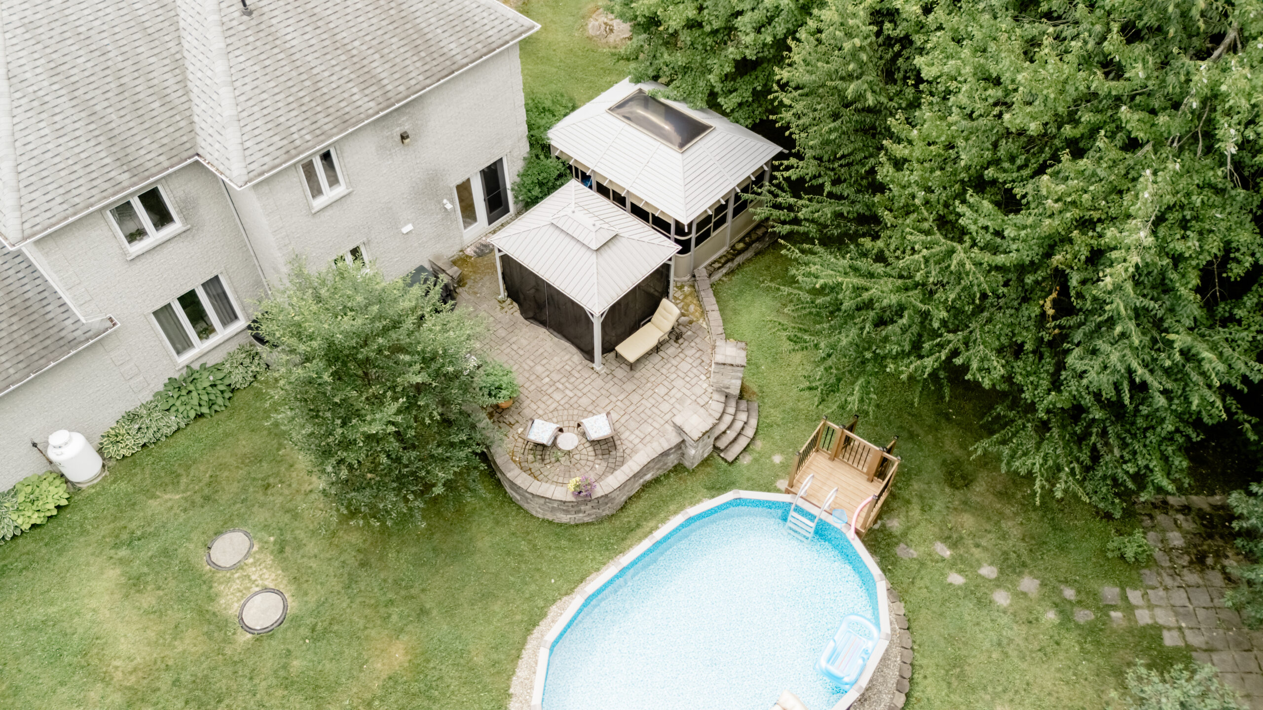 Cour arrière avec piscine, patio et gazebo, vue du ciel
