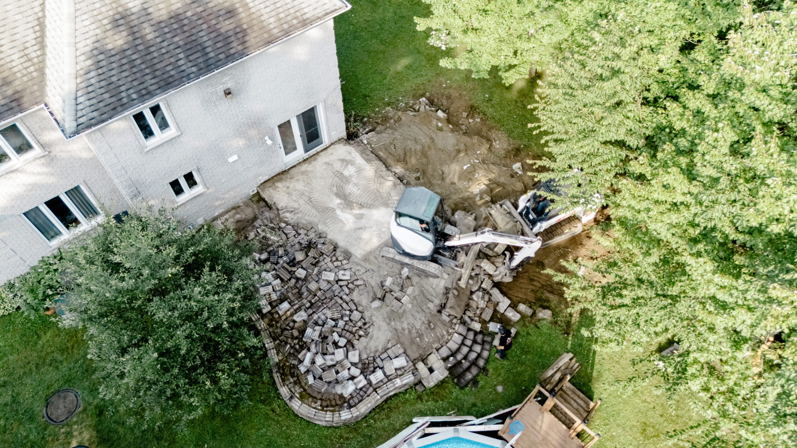 Chantier en cours : ancien aménagement démoli et mini-excavatrice