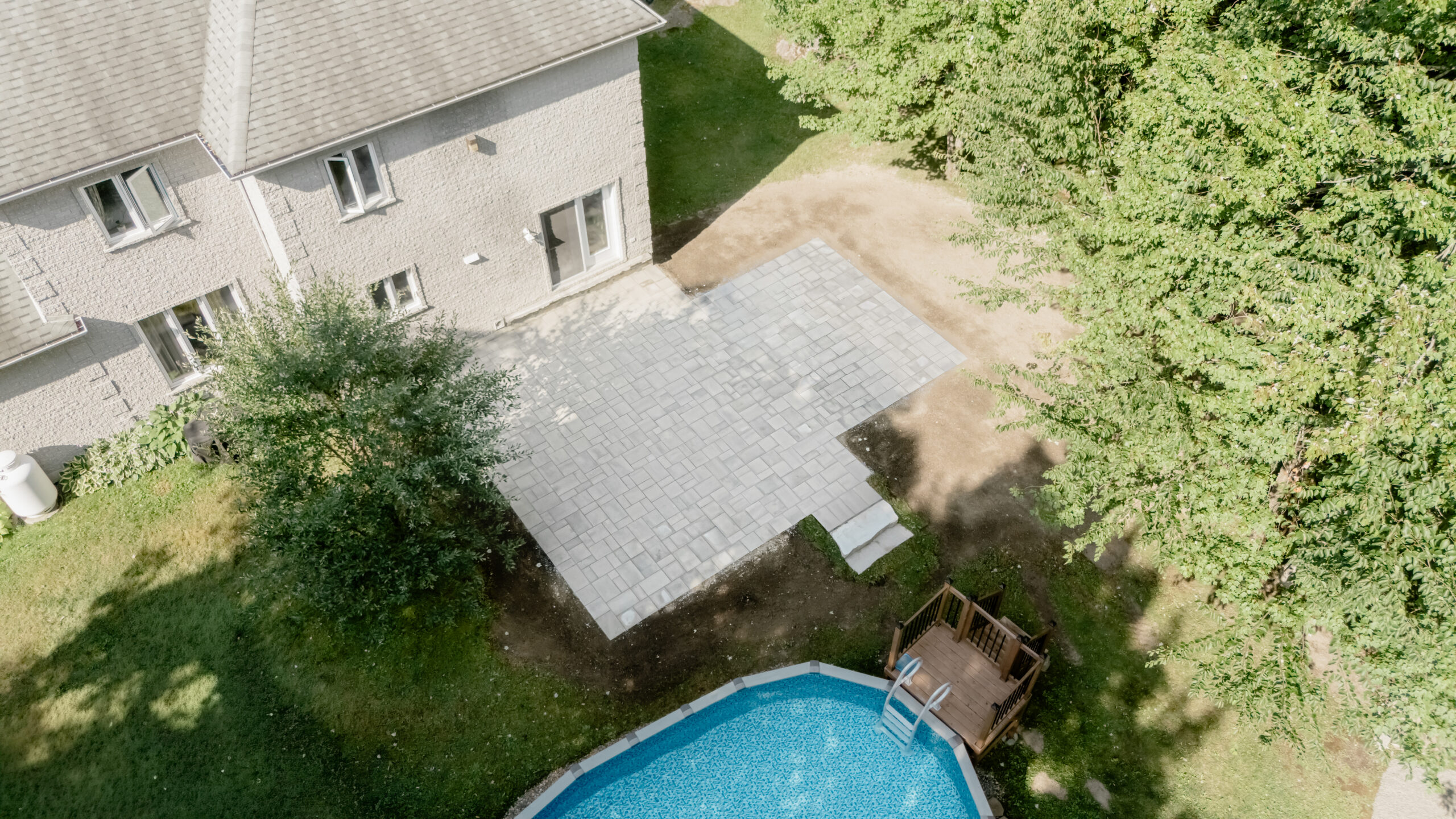 Résultat : patio terminé près de la piscine, vue du ciel